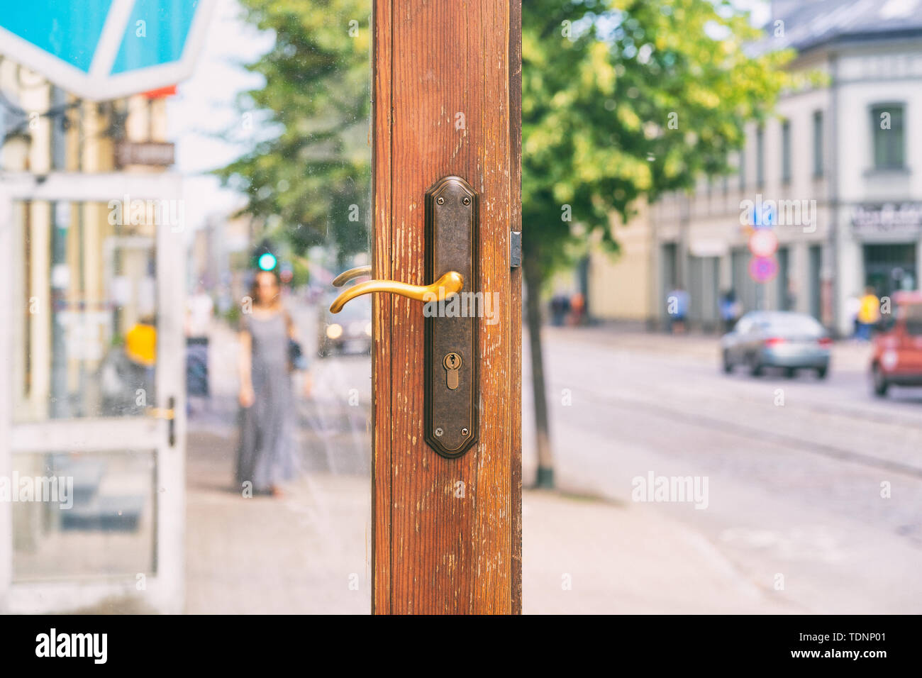 Aprire lo sportello di un negozio su una strada di città Foto Stock