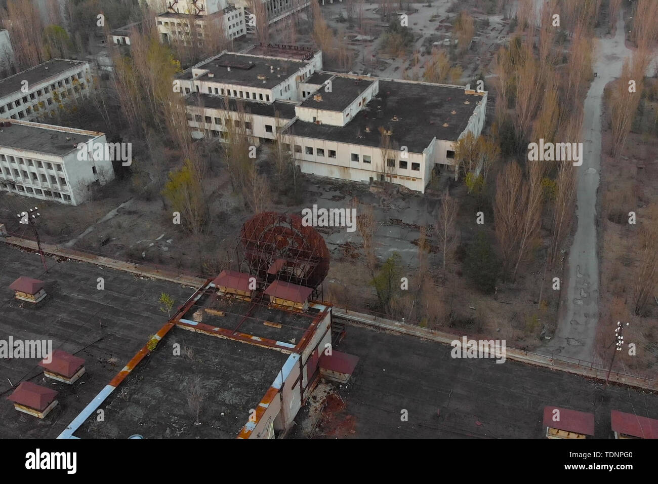 Antenna pripjat panorama cityview oltre il segno di URSS sul tetto dell'edificio. Drone vola sopra il deserto città abbandonate di pripjat, Ucraina. Escl Foto Stock