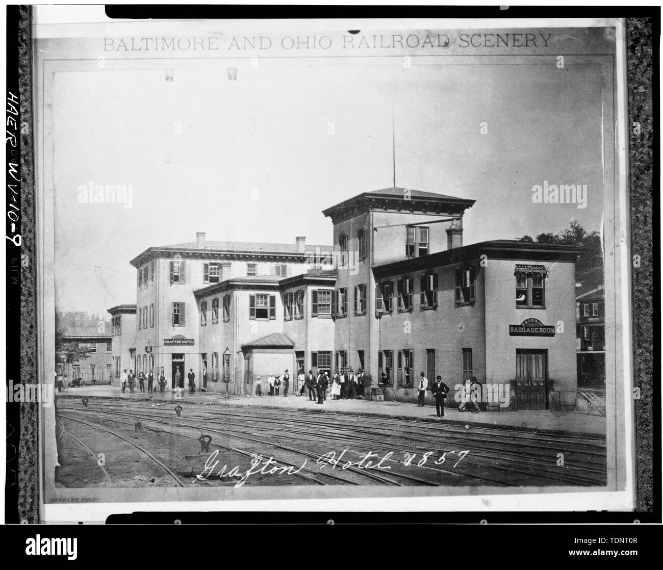 Fotocopiata Dicembre 1972 dall'originale nella collezione del sig. Roy Boliger, Grafton, WV, 1857. Baltimora e OHIO RAILROAD scenario. - Nord-ovest della Virginia (BandO) ferrovia, Grafton Machine Shop e fonderia, U.S. 119 est di Tygart Valley River, Grafton, Taylor County, WV; Latrobe, Benjamin; Fink, Albert; Bullman, Wendell Foto Stock