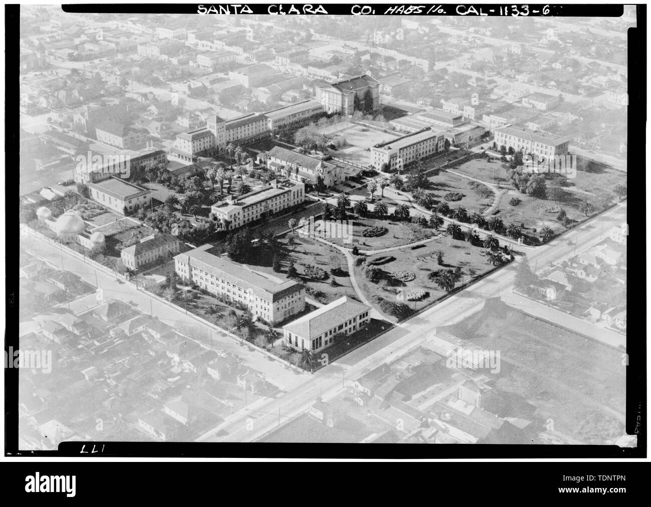 Fotocopia della Fotografia 1940 in Santa Clara University di file. Vista aerea di Santa Clara University Campus con restaurata (Quinto) MISSIONE CHIESA IN CENTRO - Missione Santa Clara de Asis, Franklin e concedere strade, Santa Clara, Contea di Santa Clara, CA Foto Stock