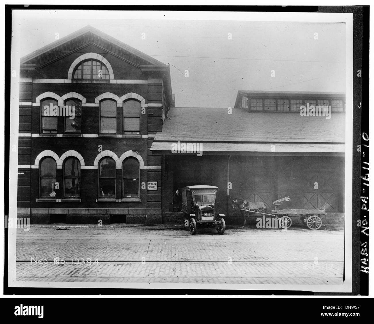 Fotocopia di Febbraio 12, 1917 fotografia che illustra una vista laterale della stazione di nolo, la cortesia di Philadelphia City archivi, Municipio, Philadelphia, Pennsylvania - Philadelphia, Wilmington e Baltimora Railroad, stazione di nolo, quindicesimo e strade Carpenter, Philadelphia, Contea di Philadelphia, PA Foto Stock