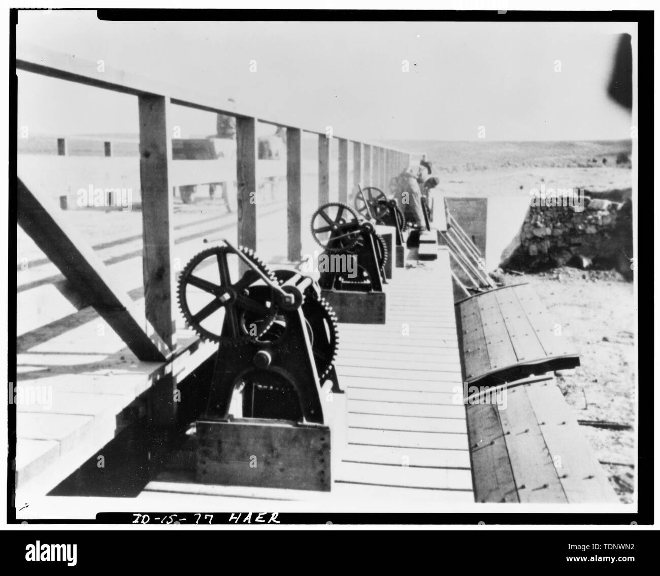 Fotocopia della fotografia (originale situato in Univ. di Denver raccolta). C.R. Savage, fotografo, marzo 1905. Lato sud HEADGATES; meccanismi di apertura, paratoie radiali, HEADGATE paranchi e secco del canale. - Milner diga e del canale principale- Twin Falls Canal Company, sul fiume Snake, 11 miglia ad ovest della città di Burley, Idaho, Twin Falls, Twin Falls County, ID Foto Stock