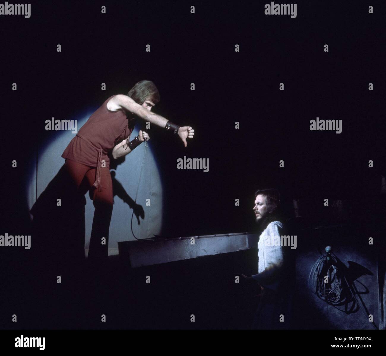 JESUCRISTO SUPER STAR-Giuda CONDENA a Gesù. Luogo: TEATRO ALCALA PALACE 1975 JESUCRISTO SUPERSTAR. MADRID. Spagna. Gesù. TEDDY BAUTISTA. CAMILO SESTO. Bacio di Giuda. Foto Stock