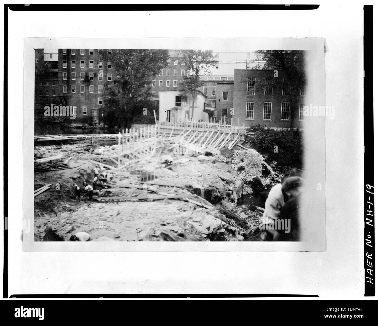 Fotocopia di una fotografia (stampa originale nella collezione del New Hampshire Risorse Idriche Board, concordia, New Hampshire) 1927, fotografo sconosciuto 3-8 2 x 4 pollici edificio negativa della diga n. 3, da nord - Claremont villaggio quartiere industriale, tra B, Claremont, Sullivan County, NH Foto Stock