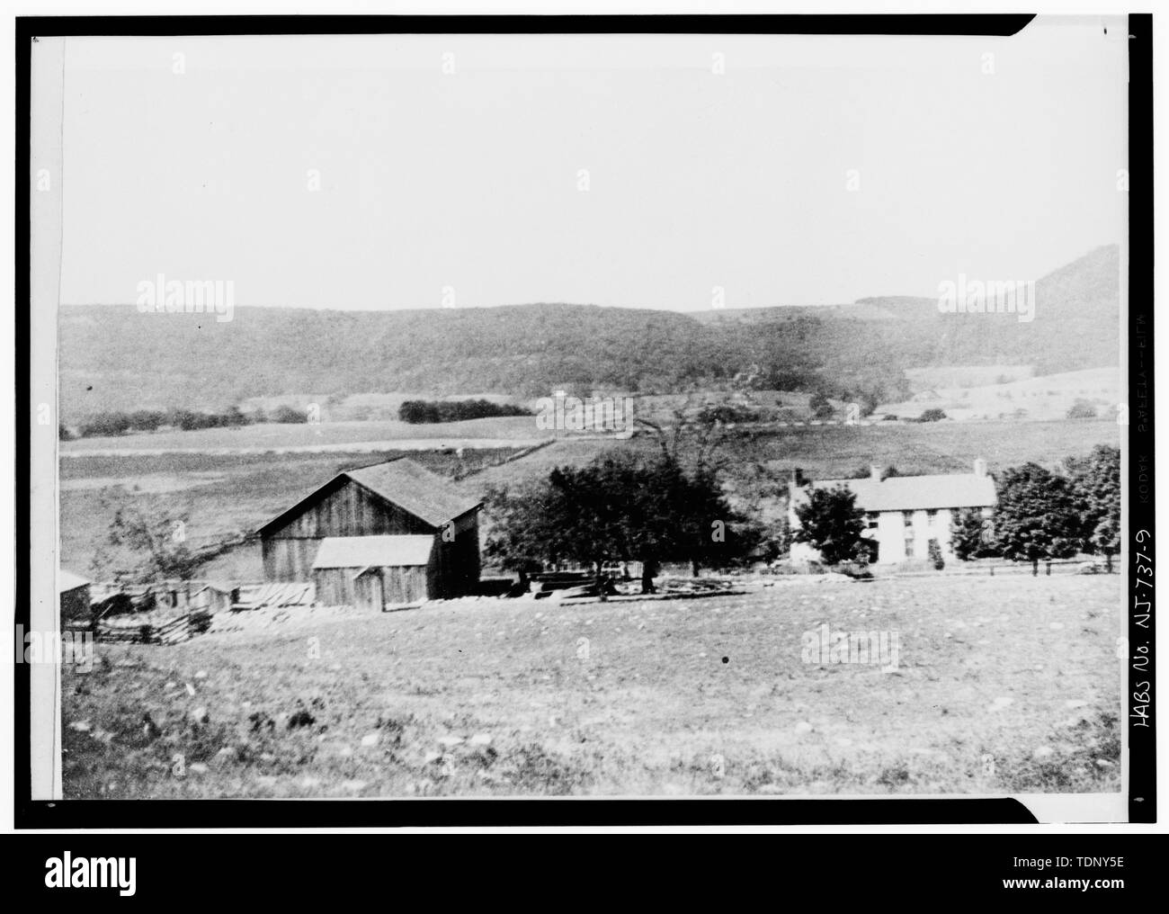 Fotocopia di una fotografia fotografo e data farm sconosciuto dal sud-est- FIENILE A SINISTRA, mais presepe sotto gli alberi, CASA A DESTRA - Nyce-Depue Farm, vecchia miniera Road, Hainesville, Sussex County, NJ Foto Stock