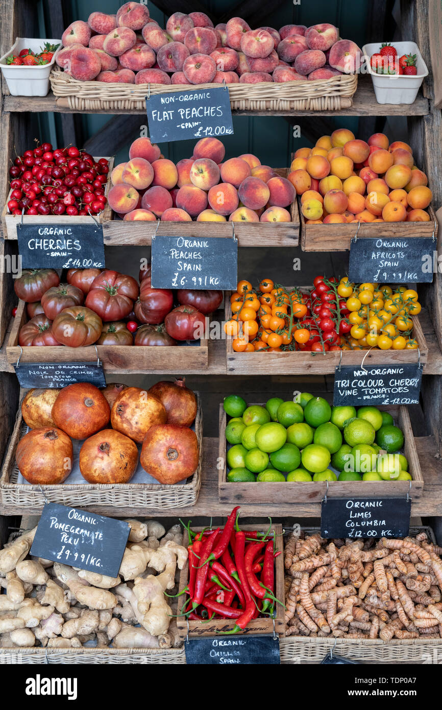 Frutta organica per la vendita a Daylesford Organic farm shop festival estivi. Daylesford, Cotswolds, Gloucestershire, Inghilterra Foto Stock