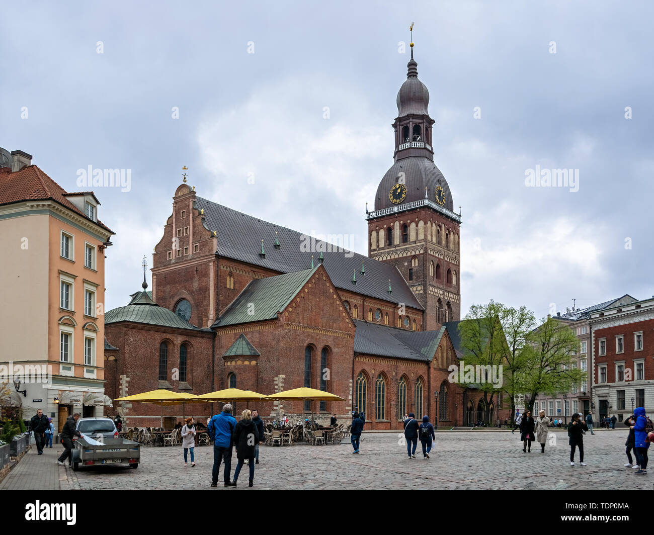 Riga, Lettonia, 02 maggio: i turisti a piedi in piazza duomo di fronte alla Cattedrale del Duomo nella parte vecchia di Riga, il 02 maggio, 2019. Foto Stock