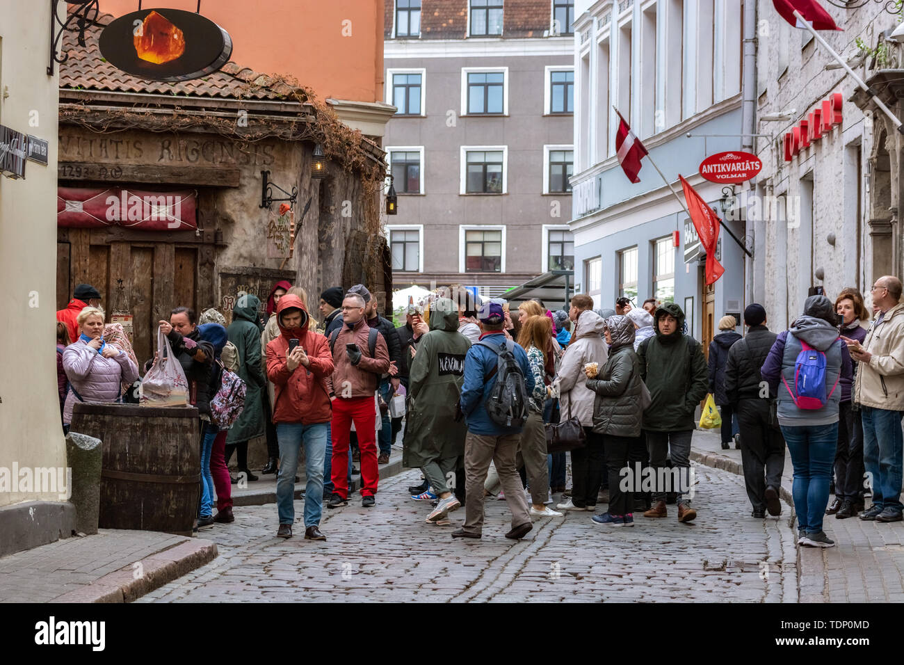 Riga, Lettonia, 02 maggio: i turisti a piedi lungo una delle strade vicino al ristorante medievale Rozengrals nella parte vecchia di Riga, il 02 maggio, 2019. Foto Stock
