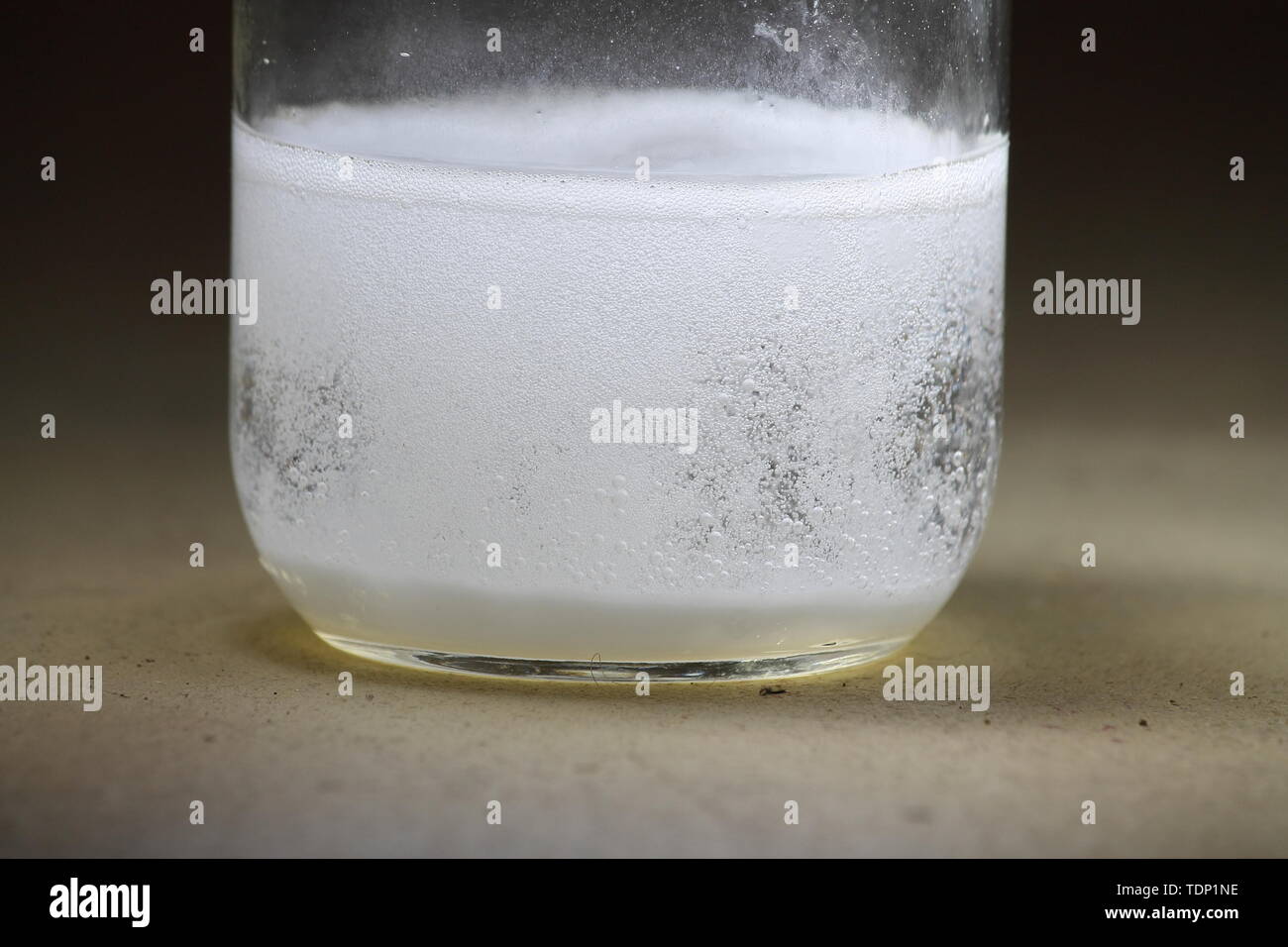 Reazione aceto e bicarbonato di sodio immagini e fotografie stock ad alta  risoluzione - Alamy