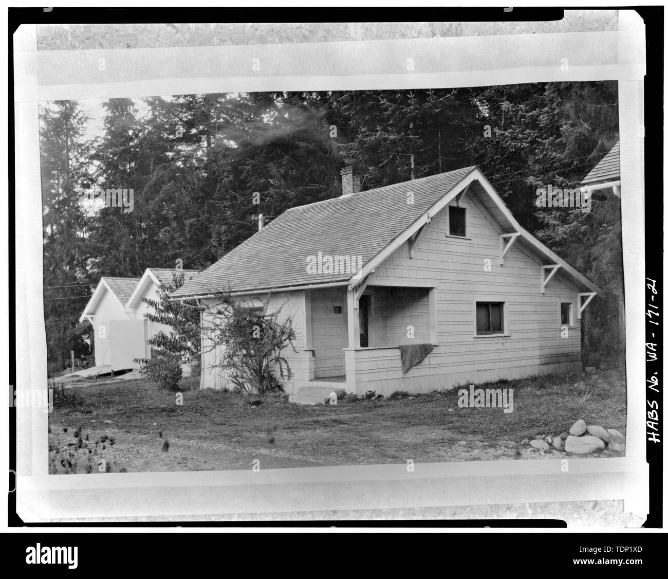Fotocopia della fotografia storica (U.S. Forest Service Photo Library, Washington, D.C., numero foto 34054, fotografo sconosciuto, novembre 1935) QUINAULT RANGER STAZIONE ASSISTENTE DI PROTEZIONE RESIDENCE - Quinault Ranger's Residence, Quinault Recreation Area, Quinault, Grays Harbor County, WA; Fromme, R L Foto Stock