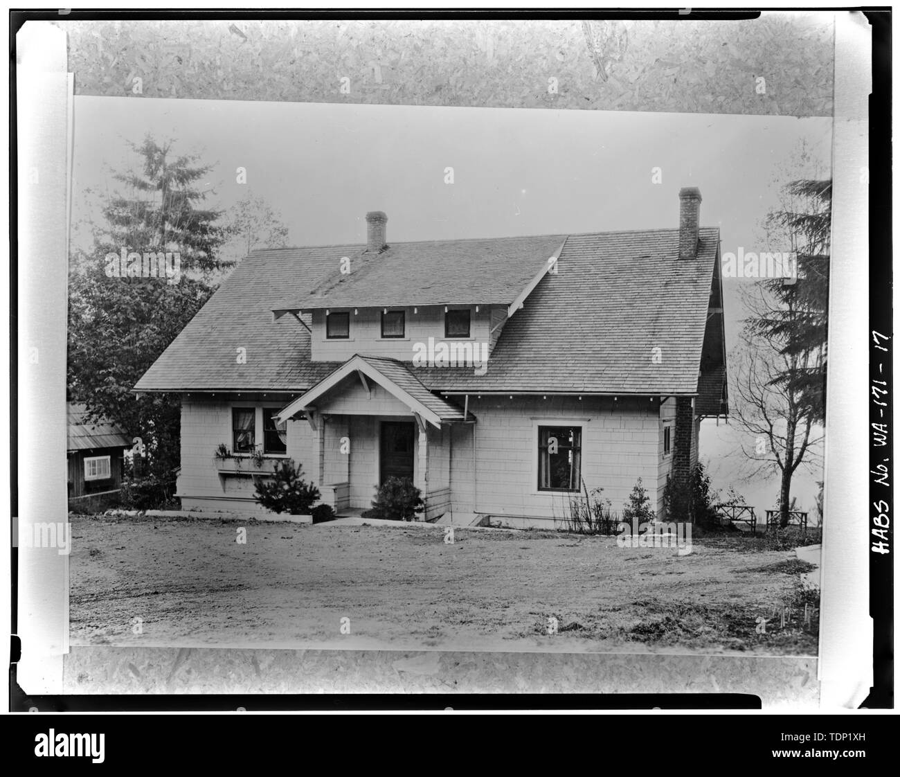 Fotocopia della fotografia storica (U.S. Forest Service Photo Library, Washington, D.C., numero foto 340542, fotografo sconosciuto, novembre 1935) posteriore di nord-ovest guardando verso il lago QUINAULT - Quinault Ranger's Residence, Quinault Recreation Area, Quinault, Grays Harbor County, WA; Fromme, R L Foto Stock