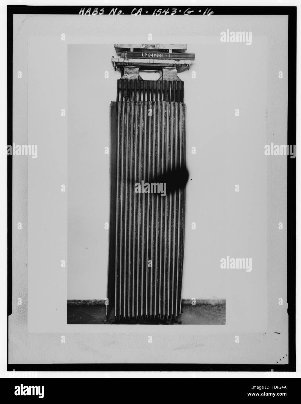 Fotocopia della vista storico n. 89056 (1-20-69) che mostra le piastre del sommergibile standard della batteria. Originale è su file Mare isola Shipyard-Photography navale Lab. Fotografo sconosciuto. - Mare isola Cantiere Navale, acido impianto di miscelazione, California Avenue e la E Street, Vallejo, Solano County, CA Foto Stock