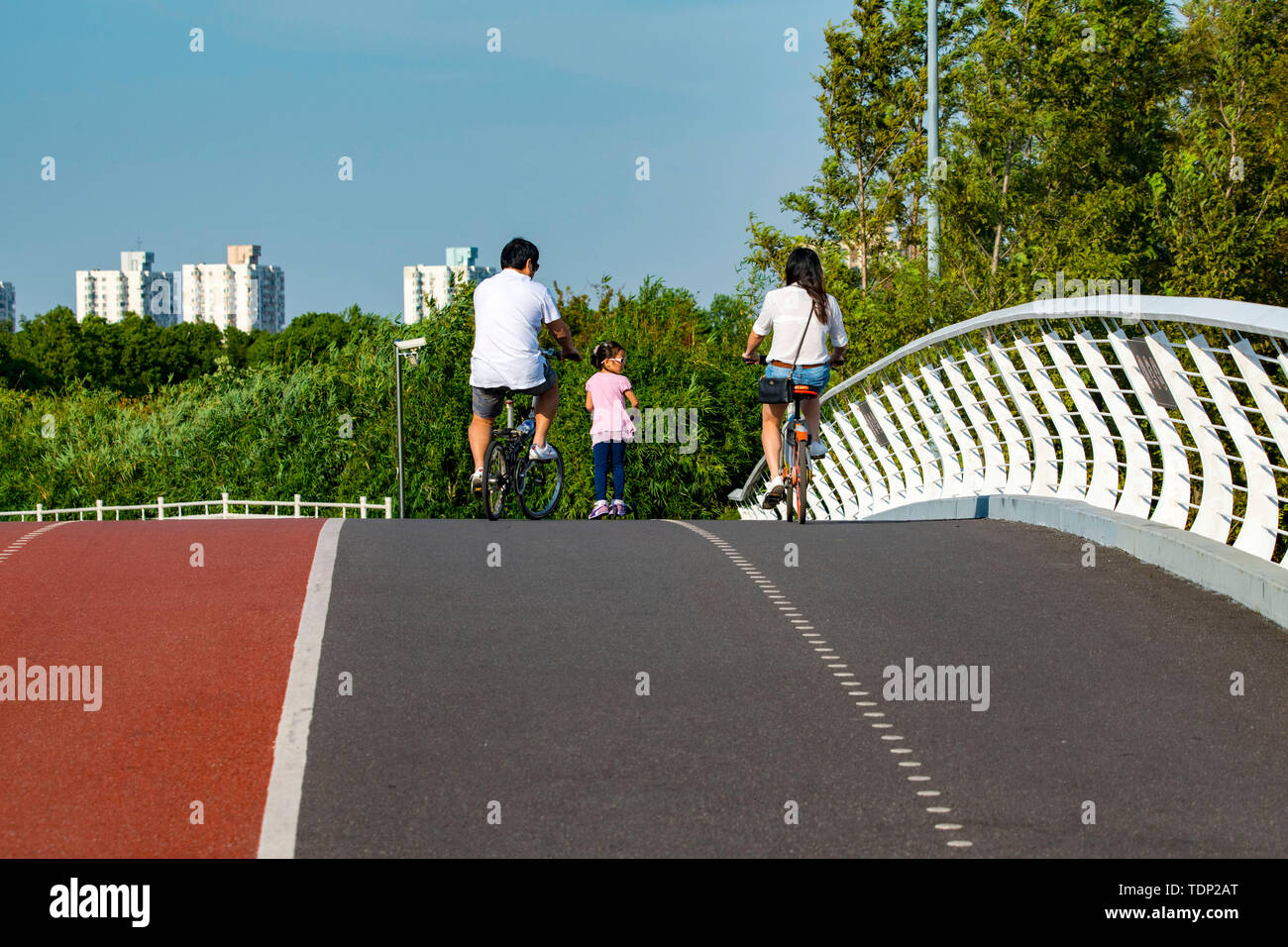 Una famiglia sul ponte. Foto Stock