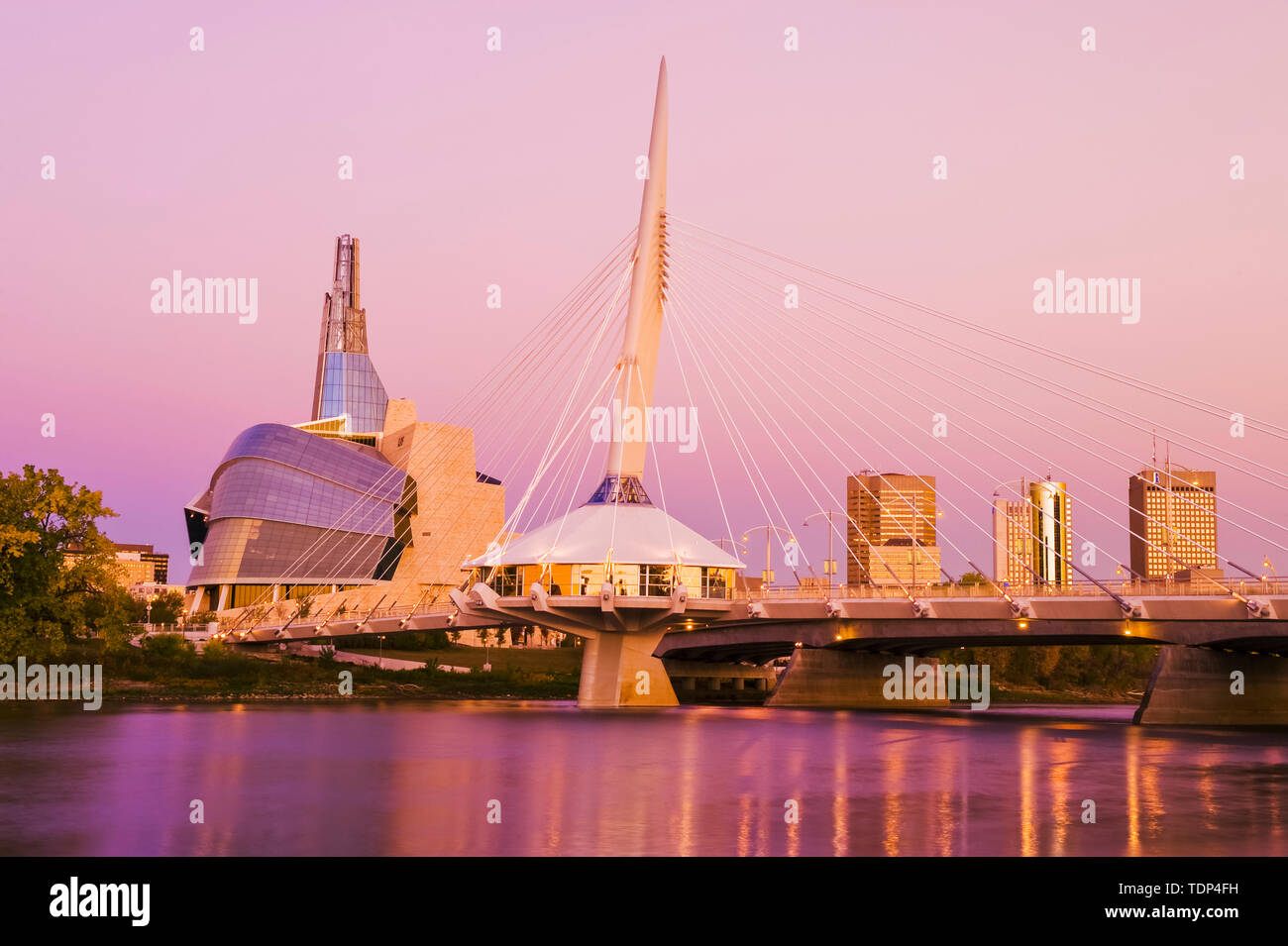 Winnipeg skyline da san Bonifacio che mostra il Red River, Esplanade Riel Bridge e Museo Canadese per i Diritti Umani; Winnipeg, Manitoba, Canada Foto Stock