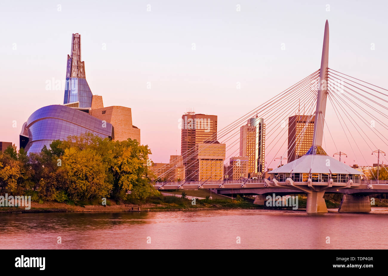 Winnipeg skyline da san Bonifacio che mostra il Red River, Esplanade Riel Bridge e Museo Canadese per i Diritti Umani; Winnipeg, Manitoba, Canada Foto Stock