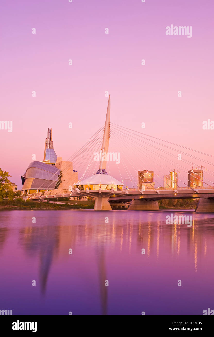 Winnipeg skyline da san Bonifacio che mostra il Red River, Esplanade Riel Bridge e Museo Canadese per i Diritti Umani; Winnipeg, Manitoba, Canada Foto Stock
