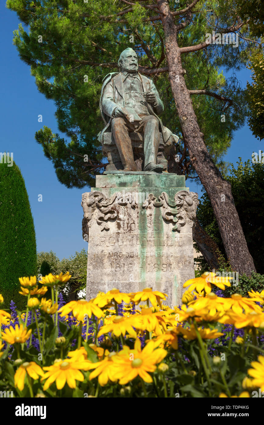 Seduto statua del poeta francese Jouse Roumanille (nato 1818 in St Remy, morì 1891, Avignone), Saint Remy de Provence, Francia Foto Stock
