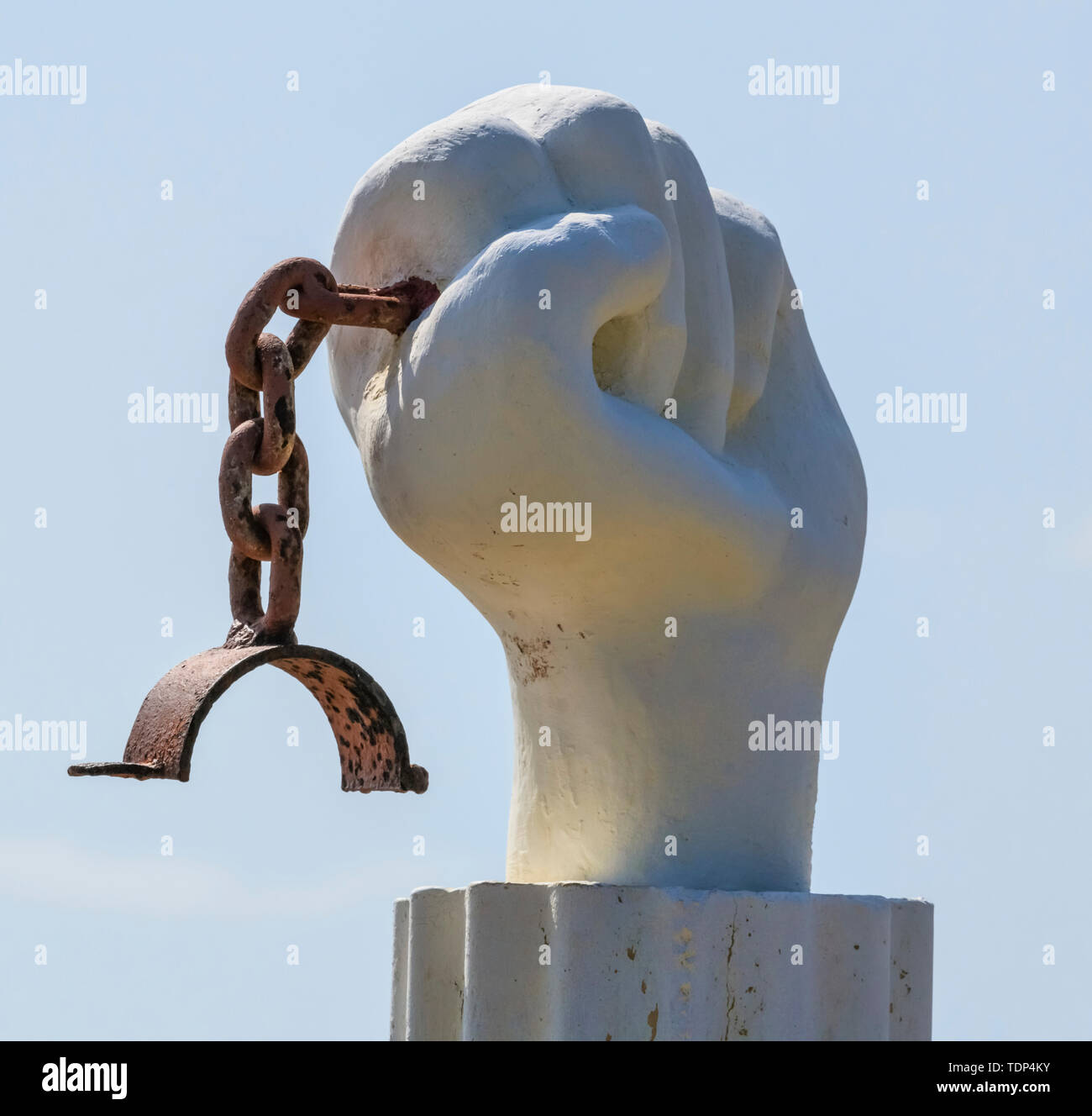 Mano e scultura della catena che simboleggia la fine della schiavitù; Curacao Foto Stock