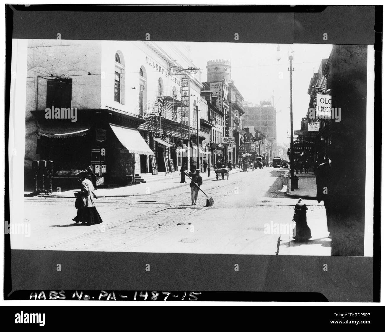 Foto, circa 1913. (In background è la Curtis edificio in costruzione) - Walnut Street Theatre, 829-833 Walnut Street, Philadelphia, Contea di Philadelphia, PA Foto Stock