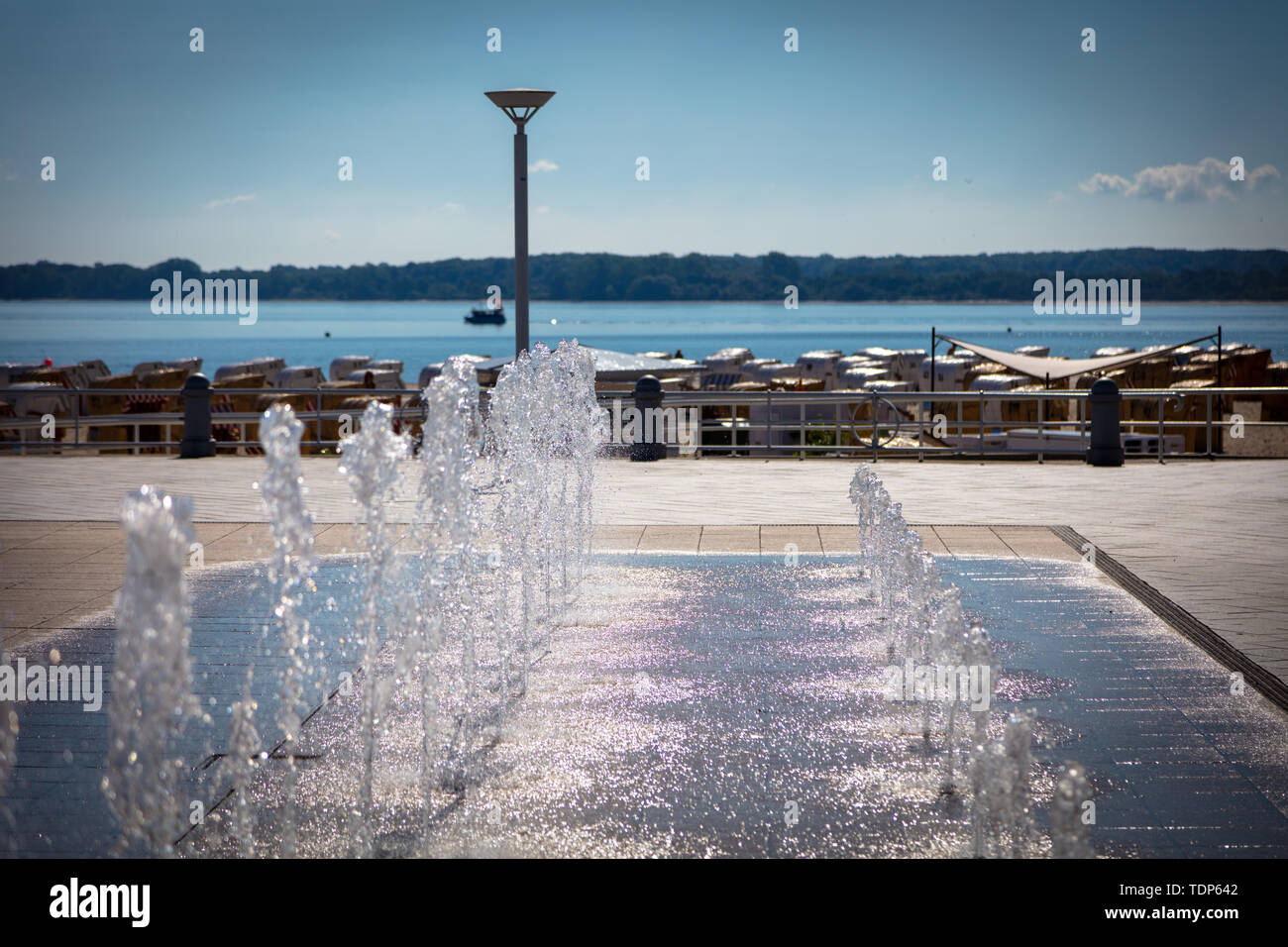 Una fontana sulla passeggiata a mare sulla spiaggia Foto Stock