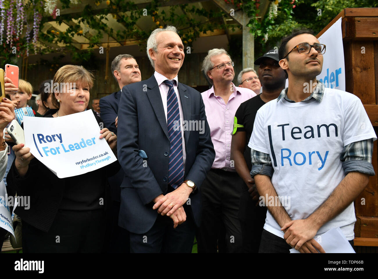 David Gauke (centro sinistra) e David Lidington (centro) ascoltare la direzione del partito conservatore contender Rory Stewart parlando a un voto al rally Underbelly Festival giardino sulla sponda sud di Londra. Foto Stock
