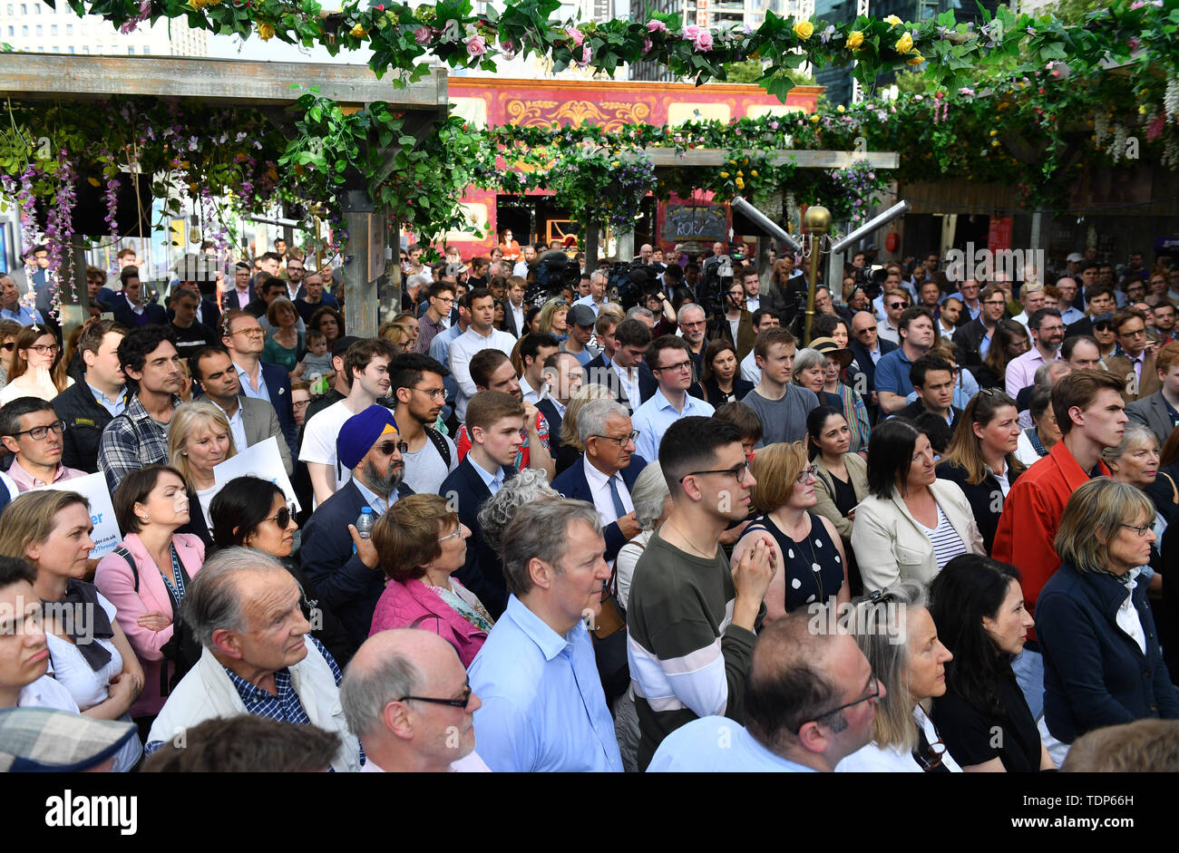 Persone ascoltare la direzione del partito conservatore contender Rory Stewart parlando a un voto al rally Underbelly Festival giardino sulla sponda sud di Londra. Foto Stock