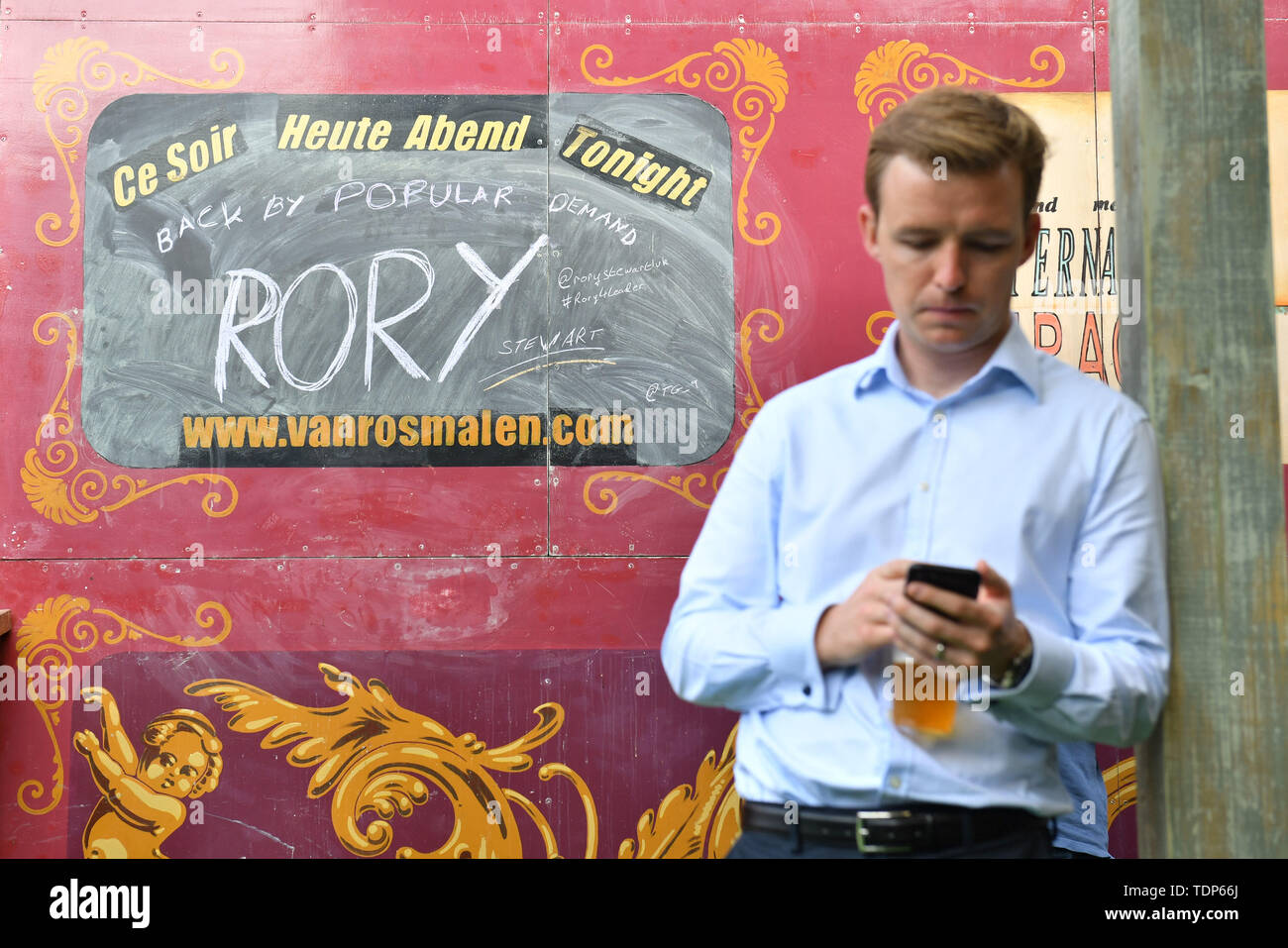 Un segno per un discorso di direzione del partito conservatore contender Rory Stewart alla Underbelly Festival giardino sulla sponda sud di Londra. Foto Stock