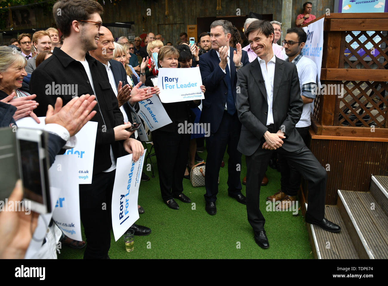 Direzione del partito conservatore contender Rory Stewart (destra) in corrispondenza di un voto al rally Underbelly Festival giardino sulla sponda sud di Londra. Foto Stock