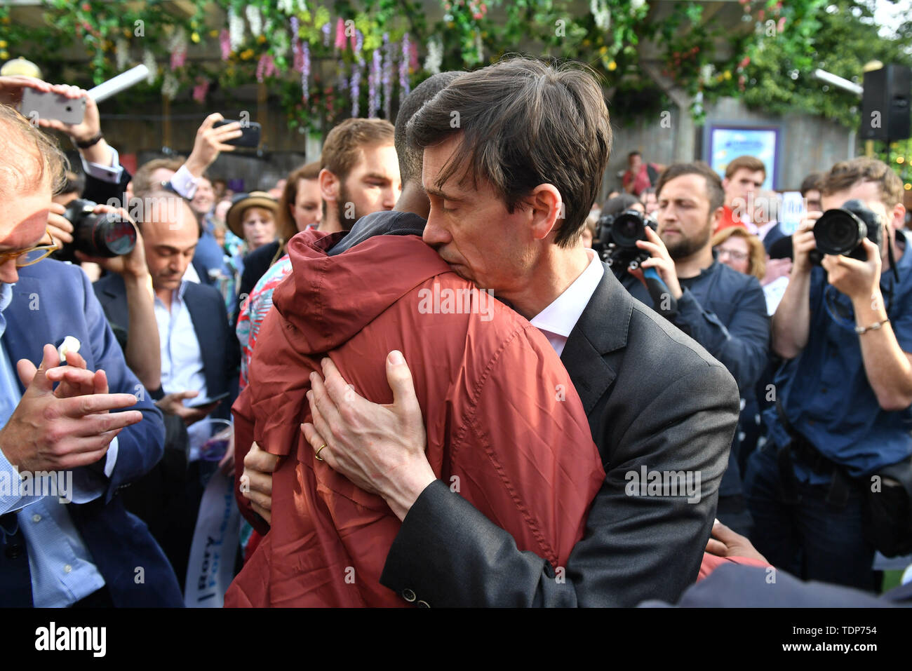 Direzione del partito conservatore contender Rory Stewart abbracci un membro del pubblico ad una votazione al rally Underbelly Festival giardino sulla sponda sud di Londra. Foto Stock