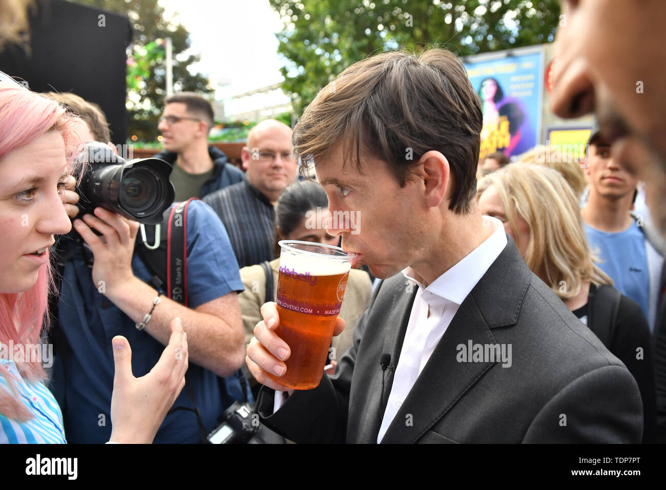 Direzione del partito conservatore contender Rory Stewart in corrispondenza di un voto al rally Underbelly Festival giardino sulla sponda sud di Londra. Foto Stock