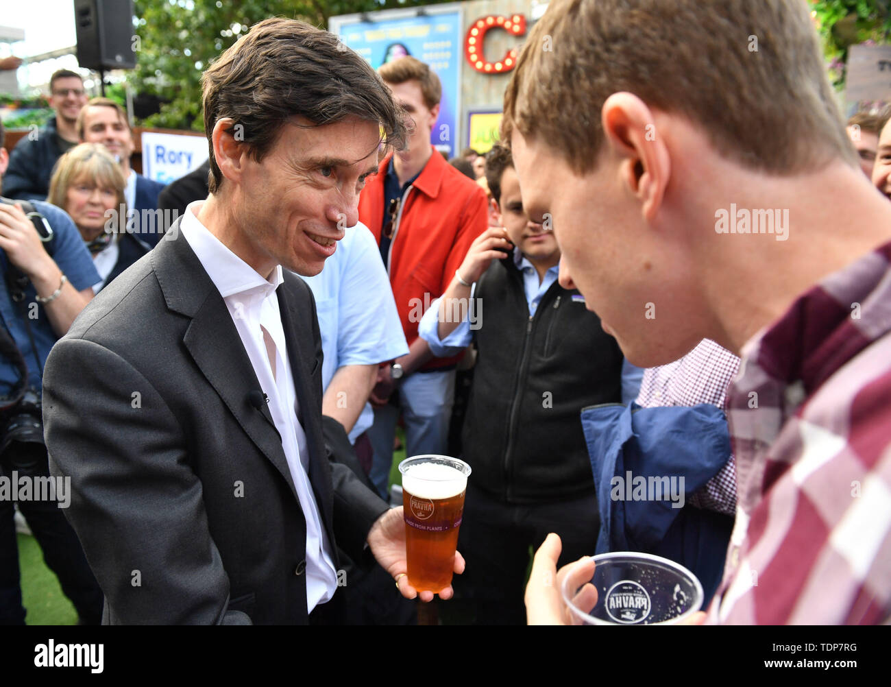 Direzione del partito conservatore contender Rory Stewart in corrispondenza di un voto al rally Underbelly Festival giardino sulla sponda sud di Londra. Foto Stock