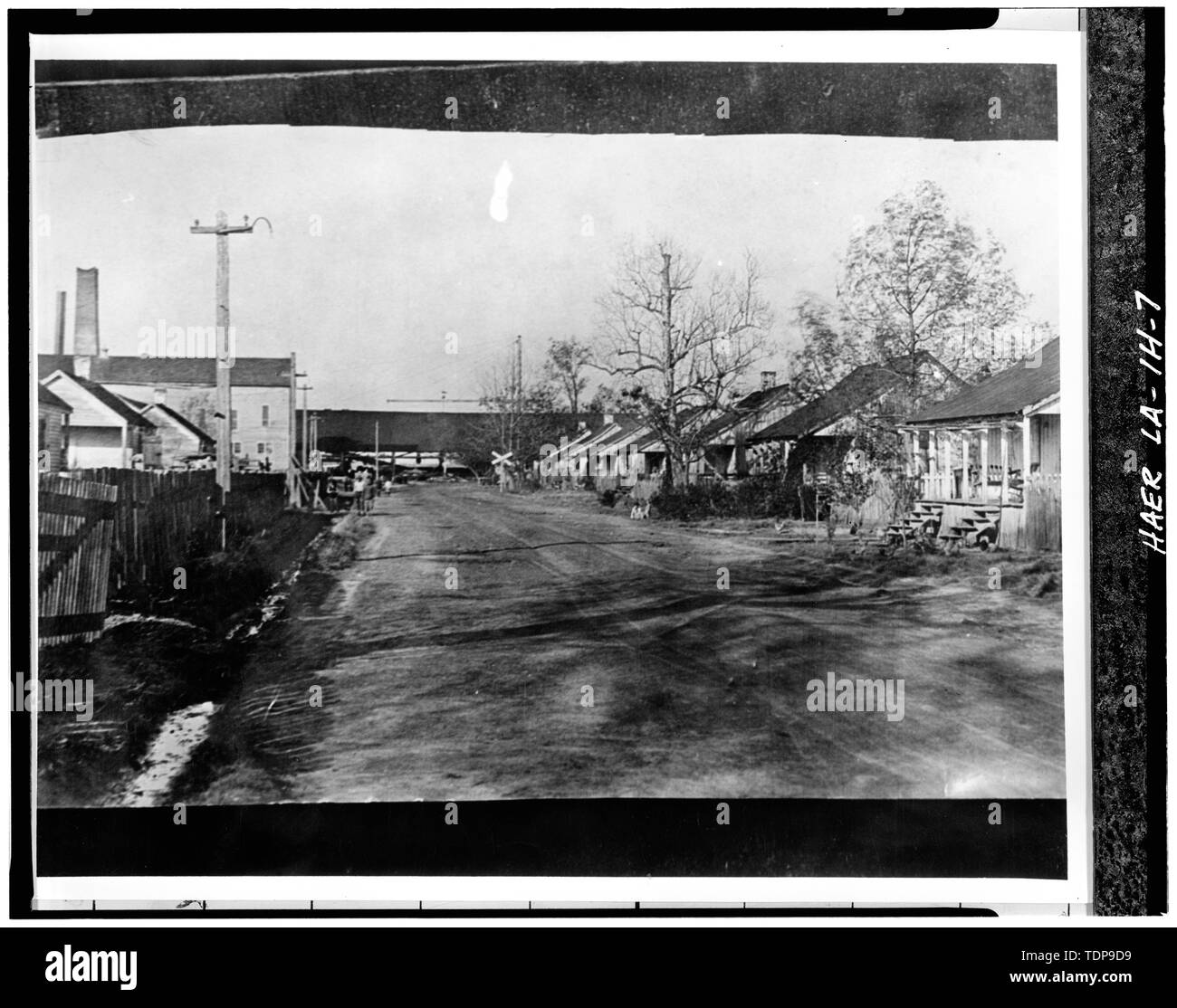 Fotocopia della c. 1906 fotografare cercando NE lungo la strada principale verso il complesso del mulino che mostra i lavoratori' alloggiamento su entrambi i lati della strada, - Valle di alloro piantagione di zucchero, Doppio Quarti creolo, 2 miglia a sud di Thibodaux sulla Statale 308, Thibodaux, parrocchia di Lafourche, LA; Wormald, Burch un; Lowe, Jet Foto Stock
