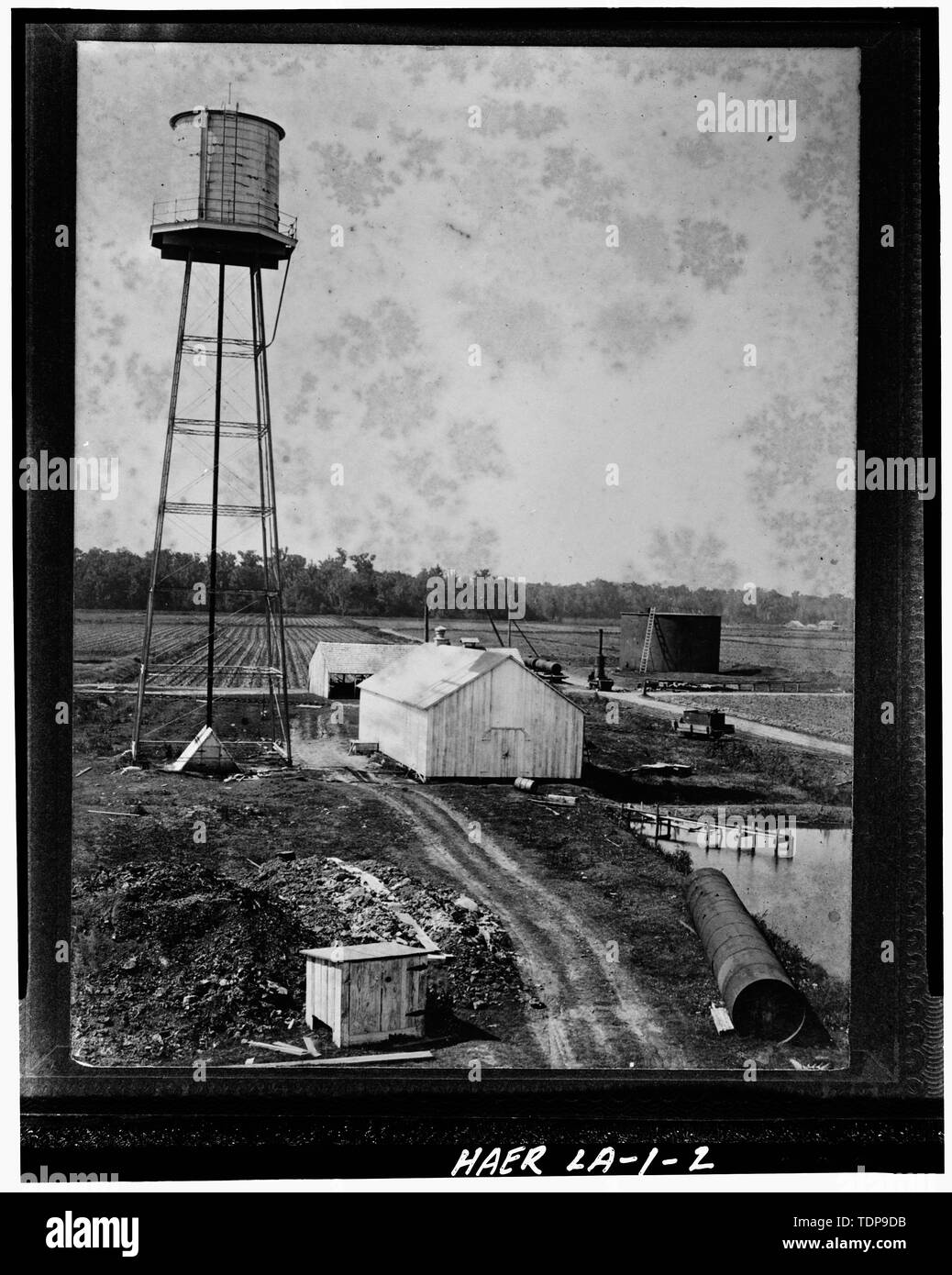Fotocopia della c. 1906 fotografare cercando NW a water tower con mill pond e pompa casa in centro a destra in primo piano; olio combustibile serbatoio di stoccaggio in sfondo a destra. - La Valle di alloro piantagione di zucchero, State Route 308, Thibodaux, parrocchia di Lafourche, LA; Barker, Frank; Boudreaux, Etienne; De alesaggio, Etienne; Knobloch, argilla; Lepine, J Wilson; Lepine, Wilson; Tucker, Giuseppe; Tucker, George Washington; Tucker, Giuseppe Pennington; Tucker, Caleb Tucker, William P; Wormald, Burch un; Lowe, Jet; Leslie, Paolo Foto Stock