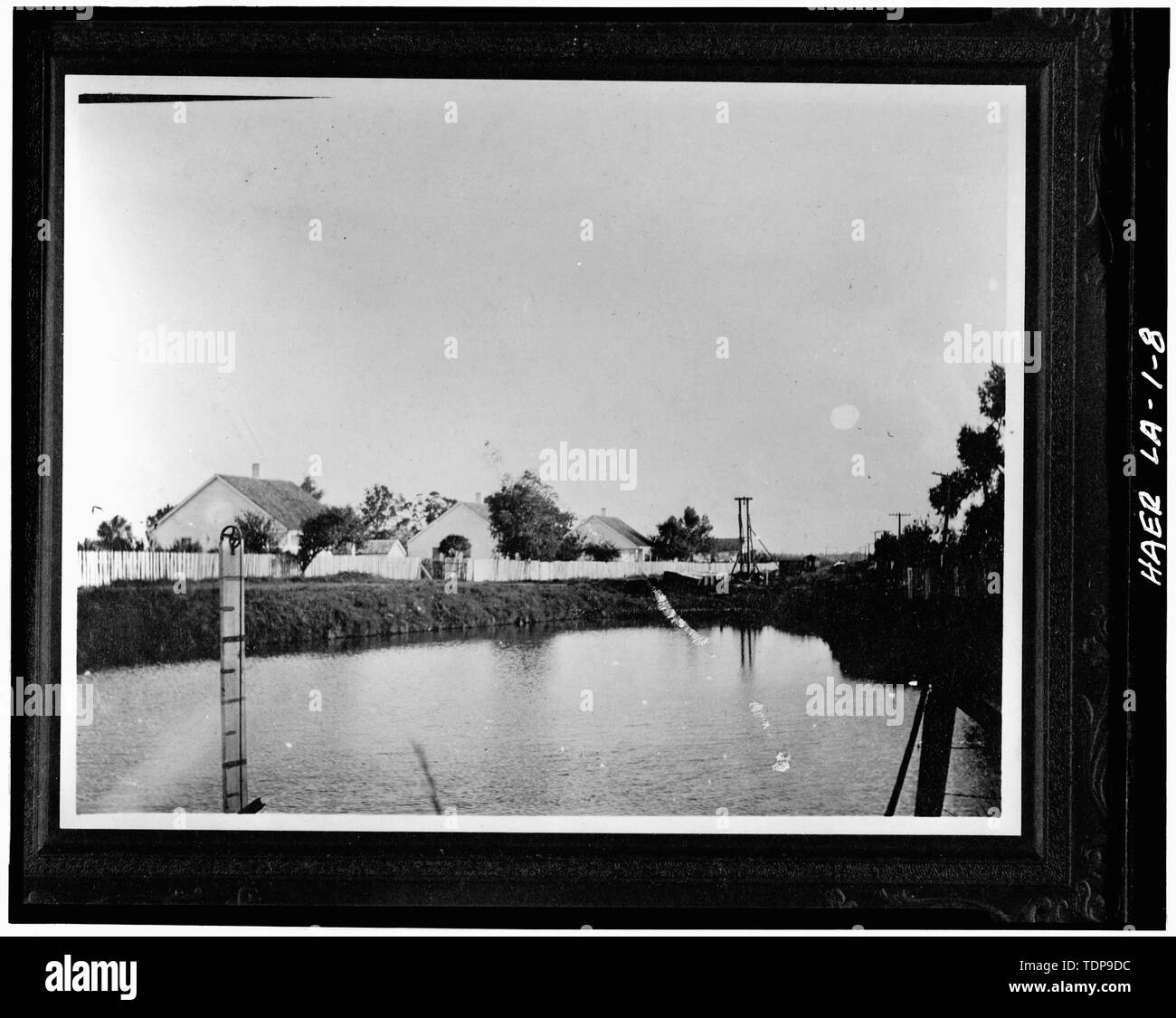 Fotocopia della c. 1906 fotografare cercando S su mill pond Mostra riga di creole case operaie in background. - La Valle di alloro piantagione di zucchero, State Route 308, Thibodaux, parrocchia di Lafourche, LA; Barker, Frank; Boudreaux, Etienne; De alesaggio, Etienne; Knobloch, argilla; Lepine, J Wilson; Lepine, Wilson; Tucker, Giuseppe; Tucker, George Washington; Tucker, Giuseppe Pennington; Tucker, Caleb Tucker, William P; Wormald, Burch un; Lowe, Jet; Leslie, Paolo Foto Stock