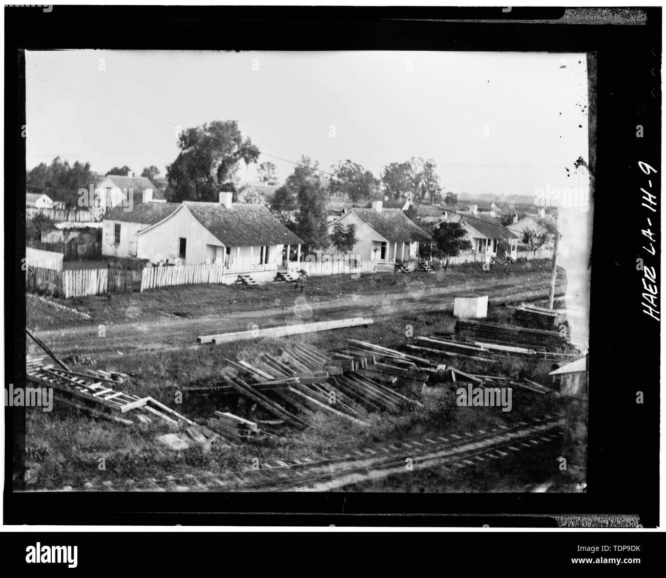 Fotocopia della c. 1906 fotografare cercando se a fila doppia di Creolo case operaie lungo la strada principale. - La Valle di alloro piantagione di zucchero, Doppio Quarti creolo, 2 miglia a sud di Thibodaux sulla Statale 308, Thibodaux, parrocchia di Lafourche, LA; Wormald, Burch un; Lowe, Jet Foto Stock