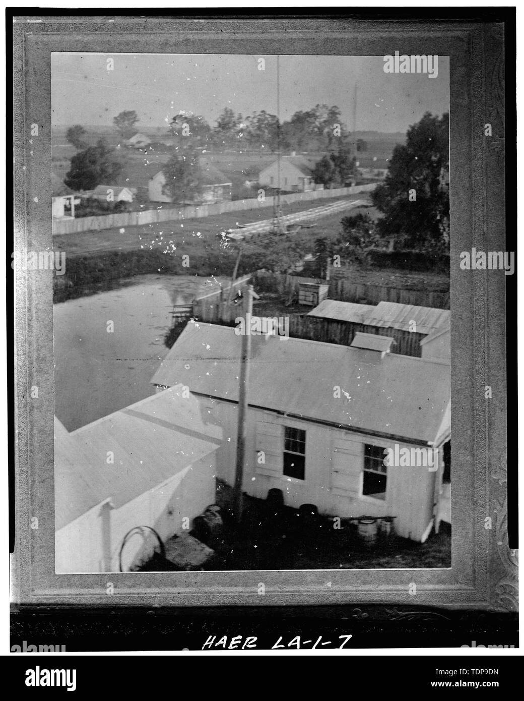 Fotocopia della c. 1906 fotografare cercando se mostra negozio di fabbro ferraio mulino, stagno e la fila di stile creolo lavoratori' alloggiamento su altro lato di mill pond. - La Valle di alloro piantagione di zucchero, State Route 308, Thibodaux, parrocchia di Lafourche, LA; Barker, Frank; Boudreaux, Etienne; De alesaggio, Etienne; Knobloch, argilla; Lepine, J Wilson; Lepine, Wilson; Tucker, Giuseppe; Tucker, George Washington; Tucker, Giuseppe Pennington; Tucker, Caleb Tucker, William P; Wormald, Burch un; Lowe, Jet; Leslie, Paolo Foto Stock