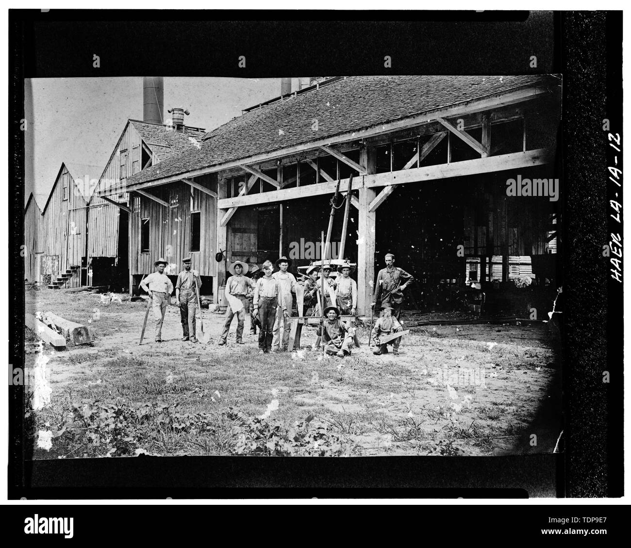 Fotocopia della c. 1906 fotografia di coopers (barrel maker) poste nella parte anteriore del capannone non identificato edificio. - La Valle di alloro piantagione di zucchero, mulino per lo zucchero, 2 miglia a sud di Thibodaux sulla Statale 308, Thibodaux, parrocchia di Lafourche, LA; Barker-Lepine; Behan e Zuberbier; Barker, Frank; Bush, Louis; De alesaggio, Etienne; Edwards, Daniel; Edwards, Jas D; Edwards, James D; Lepine, J Wilson; Mendez, Antonio; Rillieux, Norbert; Tucker, Giuseppe; Tucker, Giuseppe Pennington; Wormald, Burch; Lowe, Jet; Rumm, John C; Jandoli, Liz, trasmettitore Foto Stock