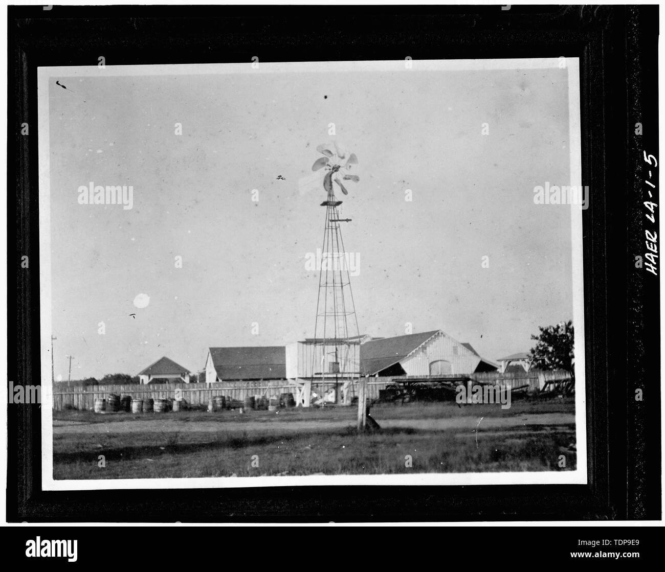 Fotocopia della c. 1906 fotografia di mulo fienile guardando a nord con windpump in primo piano. - La Valle di alloro piantagione di zucchero, State Route 308, Thibodaux, parrocchia di Lafourche, LA; Barker, Frank; Boudreaux, Etienne; De alesaggio, Etienne; Knobloch, argilla; Lepine, J Wilson; Lepine, Wilson; Tucker, Giuseppe; Tucker, George Washington; Tucker, Giuseppe Pennington; Tucker, Caleb Tucker, William P; Wormald, Burch un; Lowe, Jet; Leslie, Paolo Foto Stock