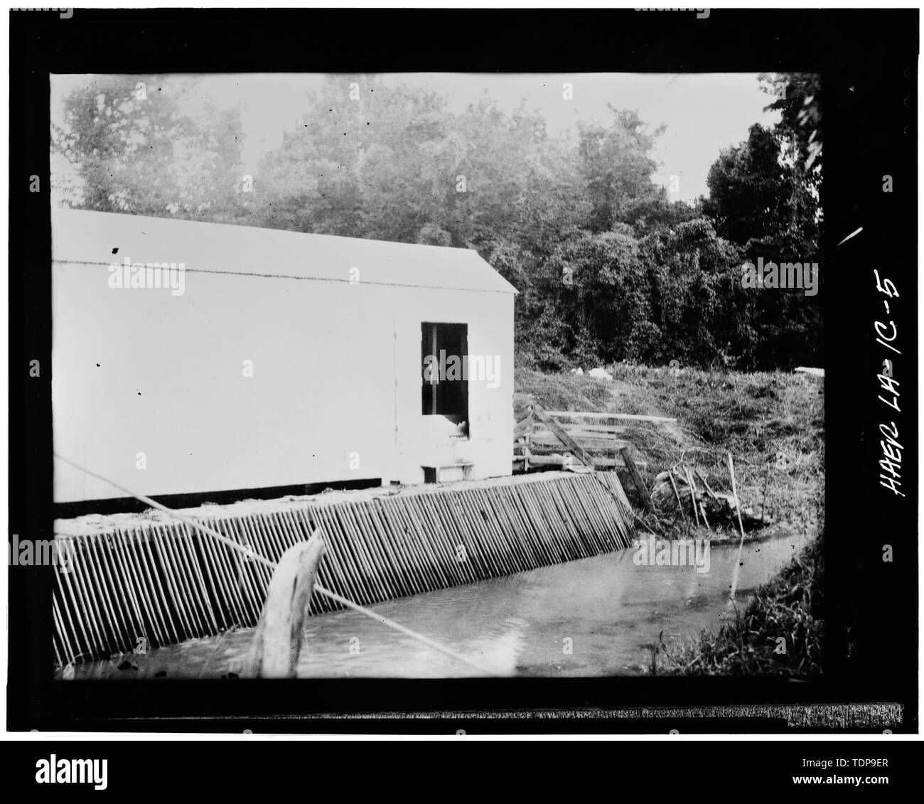 Fotocopia della c. 1906 fotografia che mostra il cestino in metallo rack che ha impedito i detriti in acqua da danneggiare le pompe. - La Valle di alloro piantagione di zucchero, impianto di drenaggio, 2 miglia a sud di Thibodaux sulla Statale 308, Thibodaux, parrocchia di Lafourche, LA; Boudreaux, Etienne; Lepine, J Wilson; Tucker, Joseph W; Lowe, Jet; Rumm, John C Foto Stock