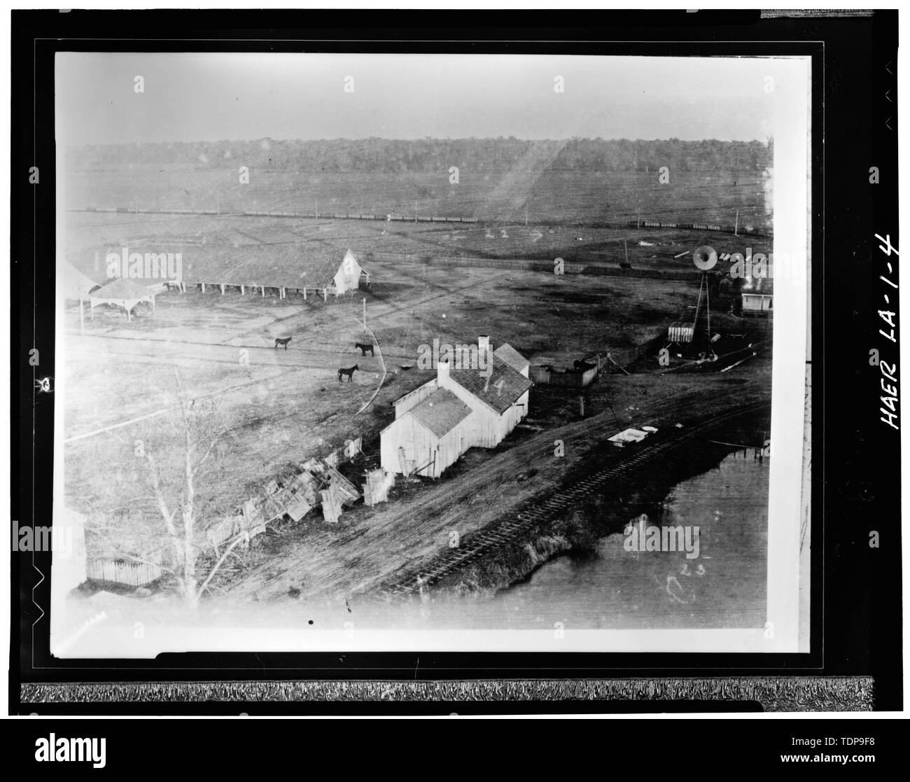 Fotocopia della c. 1906 fotografia scattata dalla parte superiore della torre di acqua in cerca e mostra il mulo fienile e cantiere; edificio adiacente al laghetto del mulino non è identificato. - La Valle di alloro piantagione di zucchero, State Route 308, Thibodaux, parrocchia di Lafourche, LA; Barker, Frank; Boudreaux, Etienne; De alesaggio, Etienne; Knobloch, argilla; Lepine, J Wilson; Lepine, Wilson; Tucker, Giuseppe; Tucker, George Washington; Tucker, Giuseppe Pennington; Tucker, Caleb Tucker, William P; Wormald, Burch un; Lowe, Jet; Leslie, Paolo Foto Stock