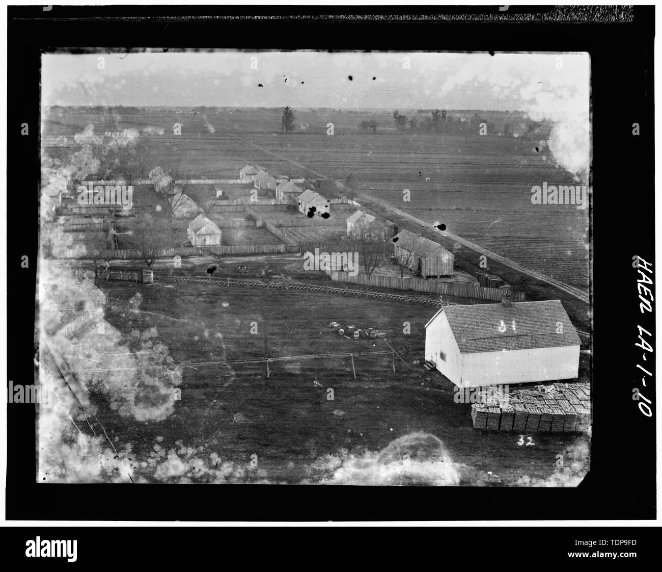Fotocopia della c. 1906 fotografia scattata dalla cima della torre dell'acqua cercando SW mostra barileria capannone e fila di case dei lavoratori. - La Valle di alloro piantagione di zucchero, State Route 308, Thibodaux, parrocchia di Lafourche, LA; Barker, Frank; Boudreaux, Etienne; De alesaggio, Etienne; Knobloch, argilla; Lepine, J Wilson; Lepine, Wilson; Tucker, Giuseppe; Tucker, George Washington; Tucker, Giuseppe Pennington; Tucker, Caleb Tucker, William P; Wormald, Burch un; Lowe, Jet; Leslie, Paolo Foto Stock