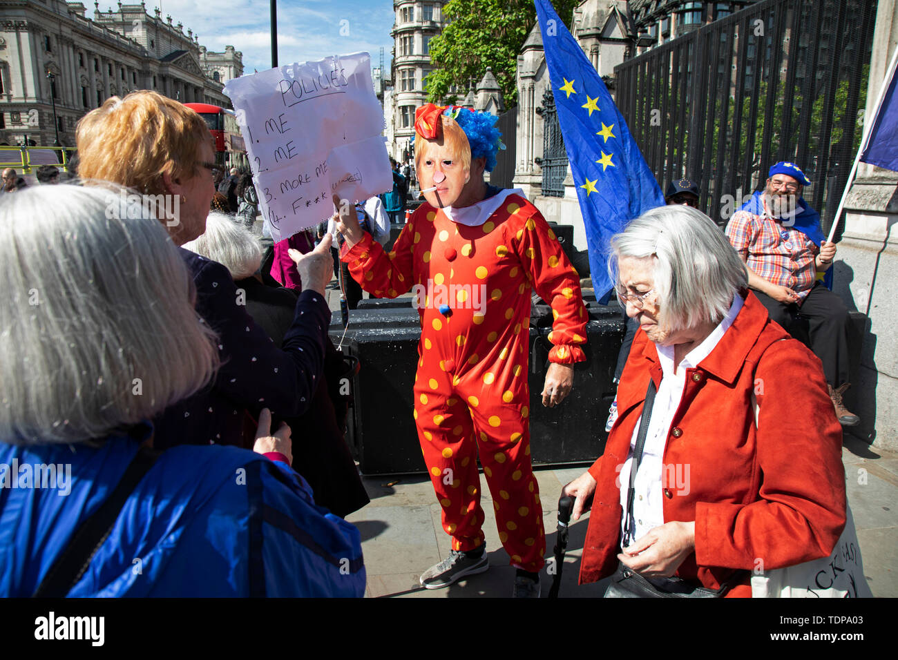 Anti Brexit protester in Westminster vestito come un clown Boris Johnson, racconta i passanti dalle sue politiche che sono tutte le informazioni su di me, come all'interno del Parlamento il Tory leadership gara continua il 17 giugno 2019 a Londra, Inghilterra, Regno Unito. Foto Stock