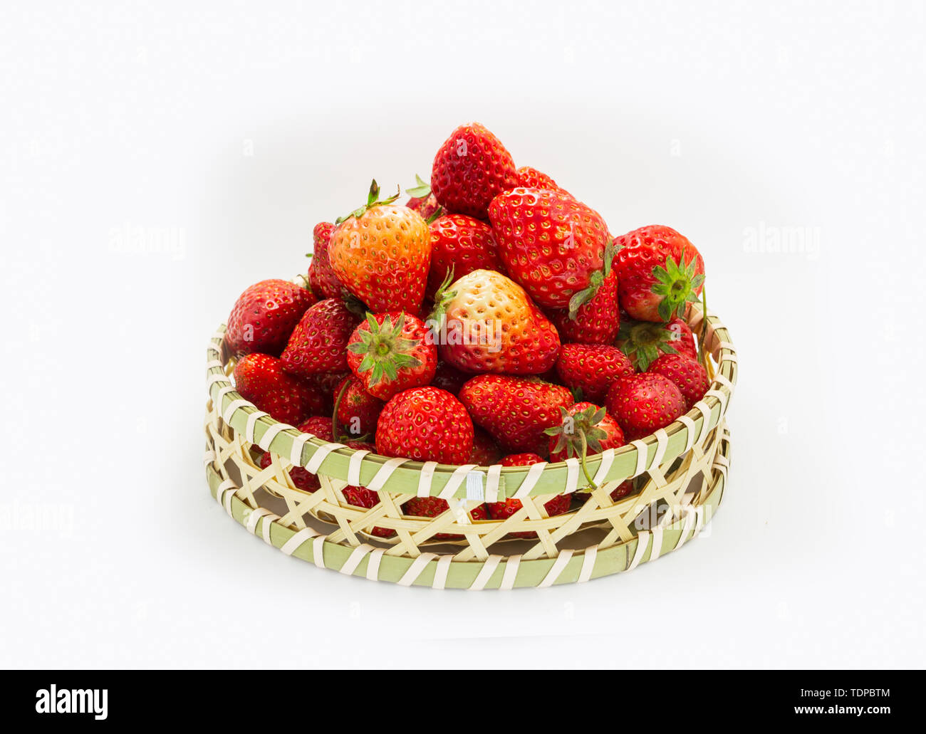 Fragole fresche in un cestello di bambù. Foto Stock