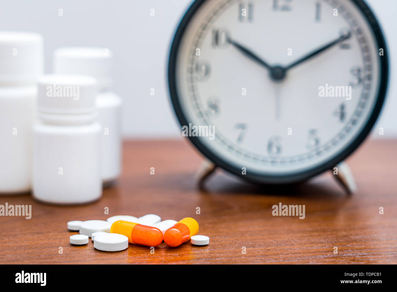 Pillole, flaconi e capsule - Nozione - Foto di prendere la medicina in tempo Foto Stock