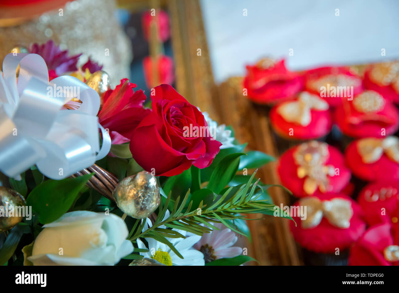 Red rose fiori . Rose rosse fiori con festival di san Valentino e splendidi bouquet di sfocatura sullo sfondo . 8 marc . Bellissime rose rosse dei fiori . Soft Foto Stock