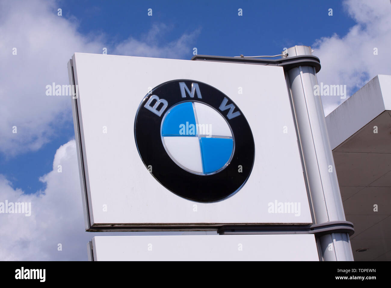 Cartello con il logo della BMW AG. Bayerische Motoren Werke è una  multinazionale tedesca marca di automobile che attualmente produce  automobili e motociclette Foto stock - Alamy