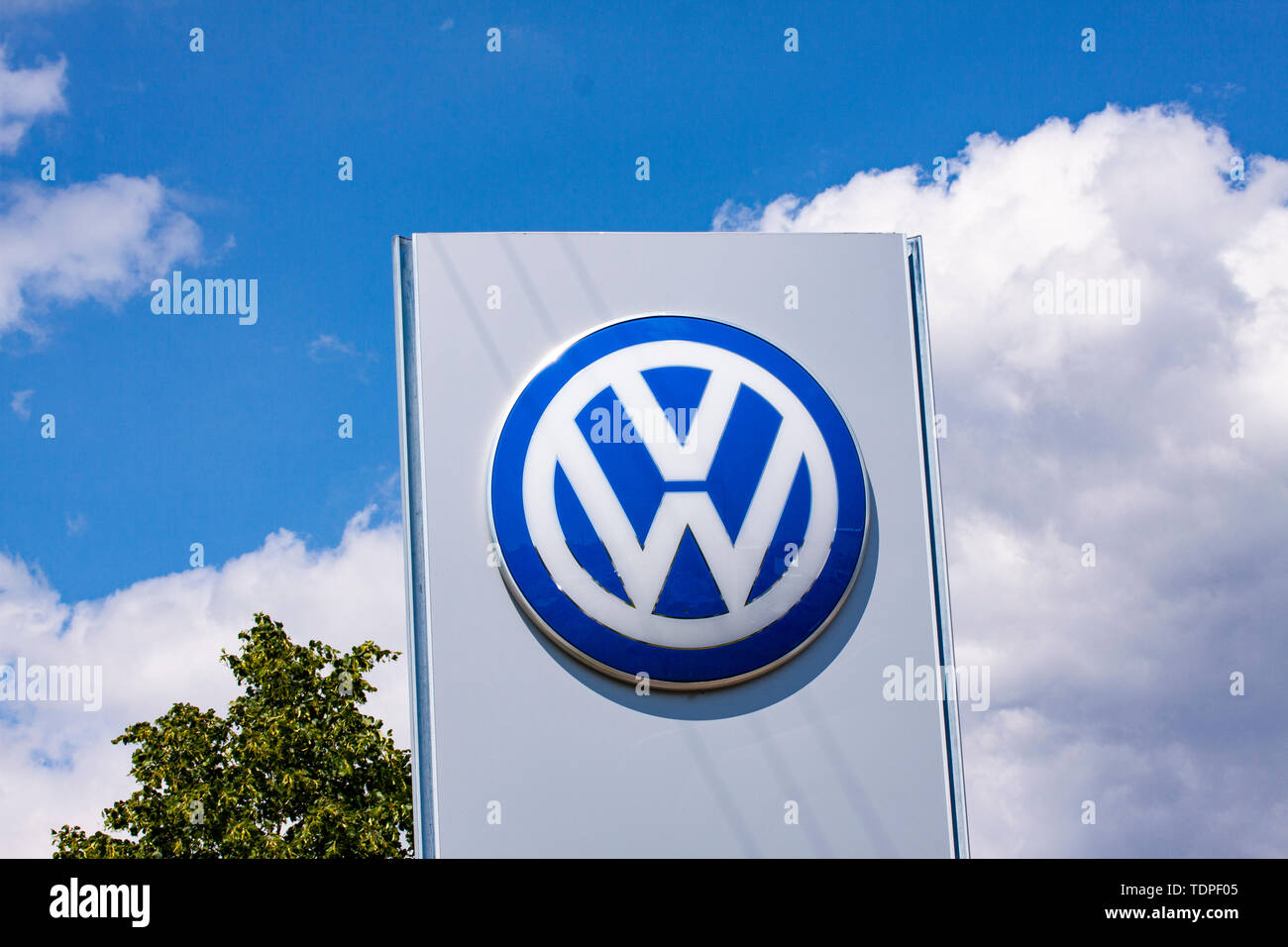 Cartello con il logo della Volkswagen, abbreviato in VW. Casa automobilistica tedesca con sede a Wolfsburg. Copenhagen, Danimarca - 17 giugno 2019 Foto Stock
