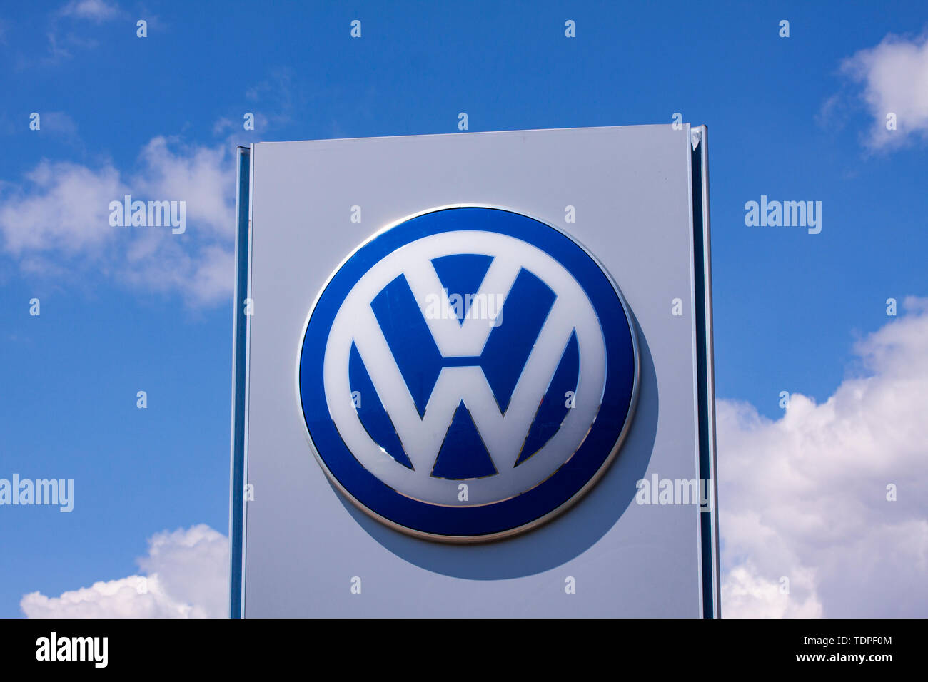 Cartello con il logo della Volkswagen, abbreviato in VW. Casa automobilistica tedesca con sede a Wolfsburg. Copenhagen, Danimarca - 17 giugno 2019 Foto Stock