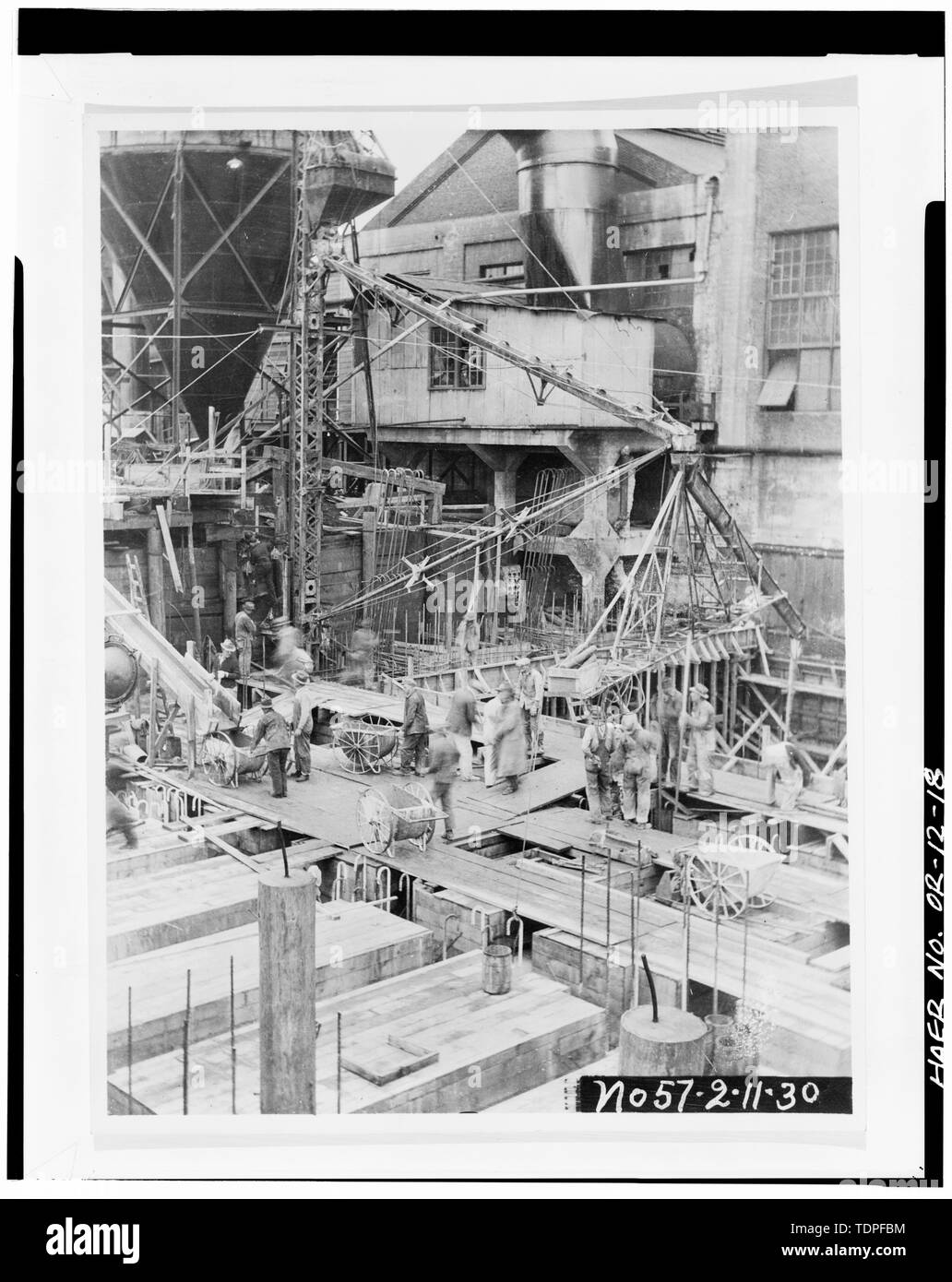 (Dalla Stazione 'L' i file office, Portland, Oregon) Fotografo sconosciuto, 1930 Costruzione della potente estensione, 1930 - Portland General Electric Company, Stazione L, 1841 Southeast Water Street, Portland, Multnomah County, o Foto Stock