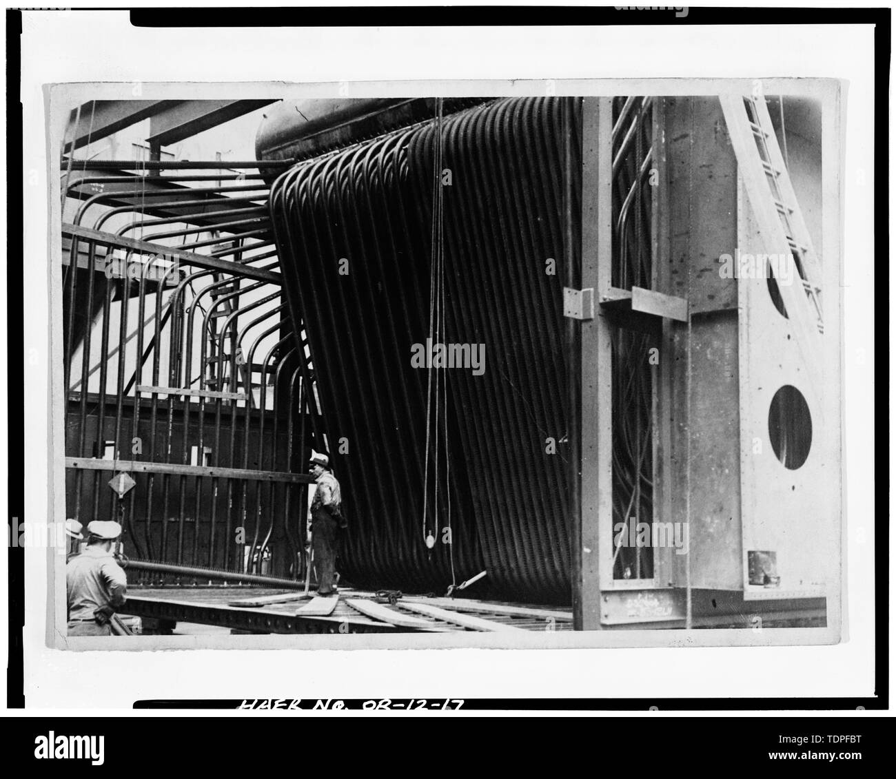 (Dalla Stazione 'L' i file office, Portland, Oregon) Fotografo sconosciuto, 1936-37 INSTALLAZIONE DELLA CALDAIA -16, 1936-37 - Portland General Electric Company, Stazione L, 1841 Southeast Water Street, Portland, Multnomah County, o Foto Stock